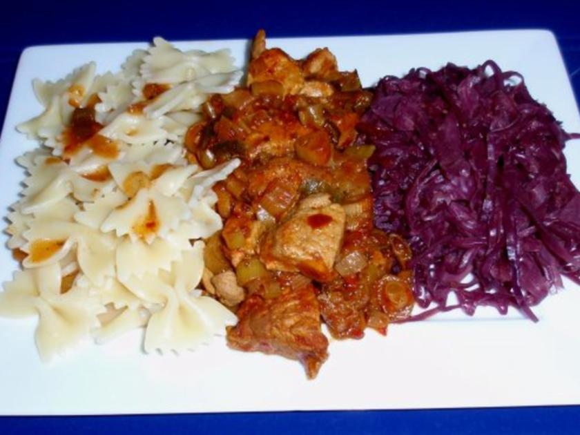 Apfel-Rotkohl mit Filetgulasch und Schleifchennudeln - Rezept - kochbar.de