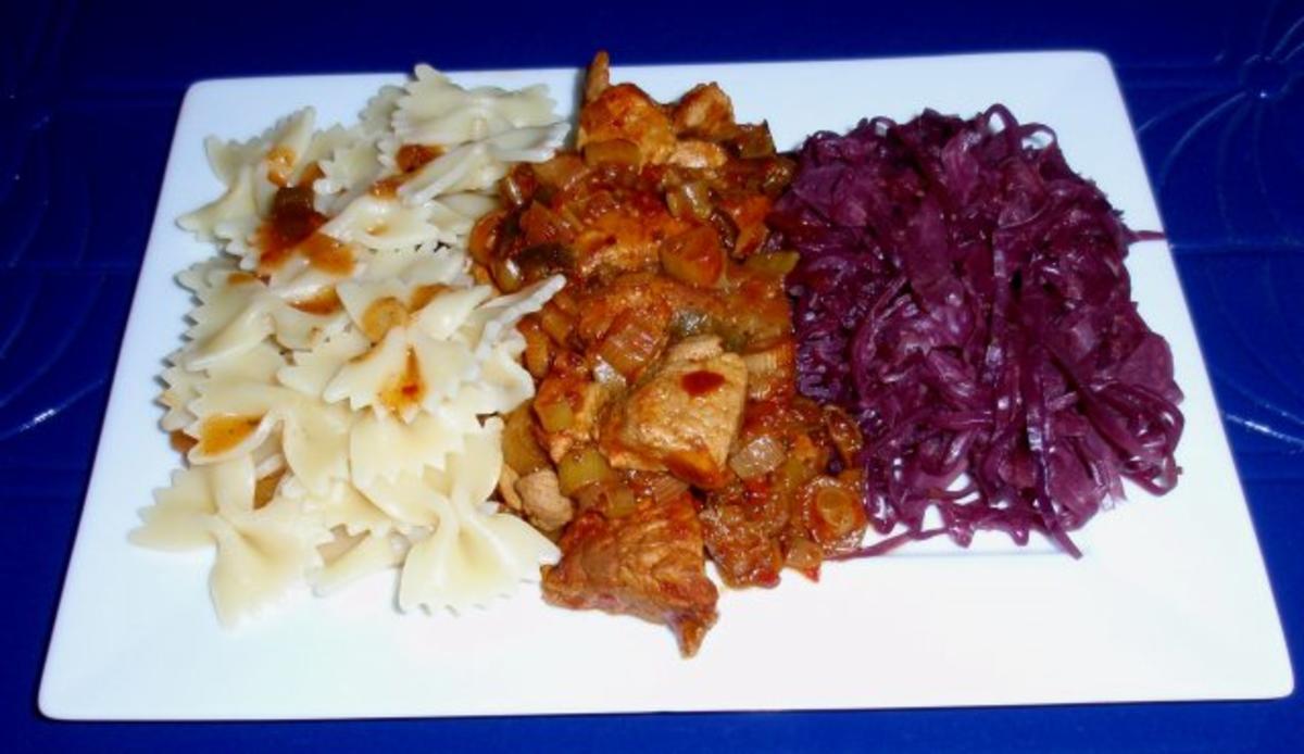 Bilder für Apfel-Rotkohl mit Filetgulasch und Schleifchennudeln - Rezept