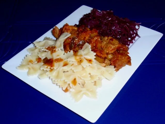 Rezept: Apfel-Rotkohl mit Filetgulasch und Schleifchennudeln Bild Nr. 15 Apfel-Rotkohl mit Filetgulasch und Schleifchennudeln - Rezept - Bild Nr. 15