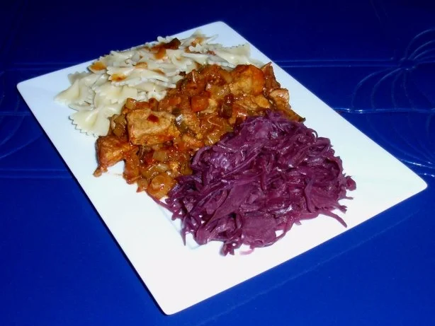 Rezept: Apfel-Rotkohl mit Filetgulasch und Schleifchennudeln Bild Nr. 16 Apfel-Rotkohl mit Filetgulasch und Schleifchennudeln - Rezept - Bild Nr. 16