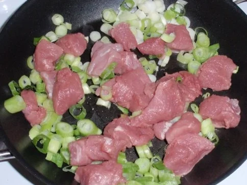 Rezept: Apfel-Rotkohl mit Filetgulasch und Schleifchennudeln Bild Nr. 12 Apfel-Rotkohl mit Filetgulasch und Schleifchennudeln - Rezept - Bild Nr. 12