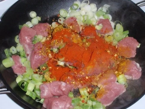 Rezept: Apfel-Rotkohl mit Filetgulasch und Schleifchennudeln Bild Nr. 13 Apfel-Rotkohl mit Filetgulasch und Schleifchennudeln - Rezept - Bild Nr. 13