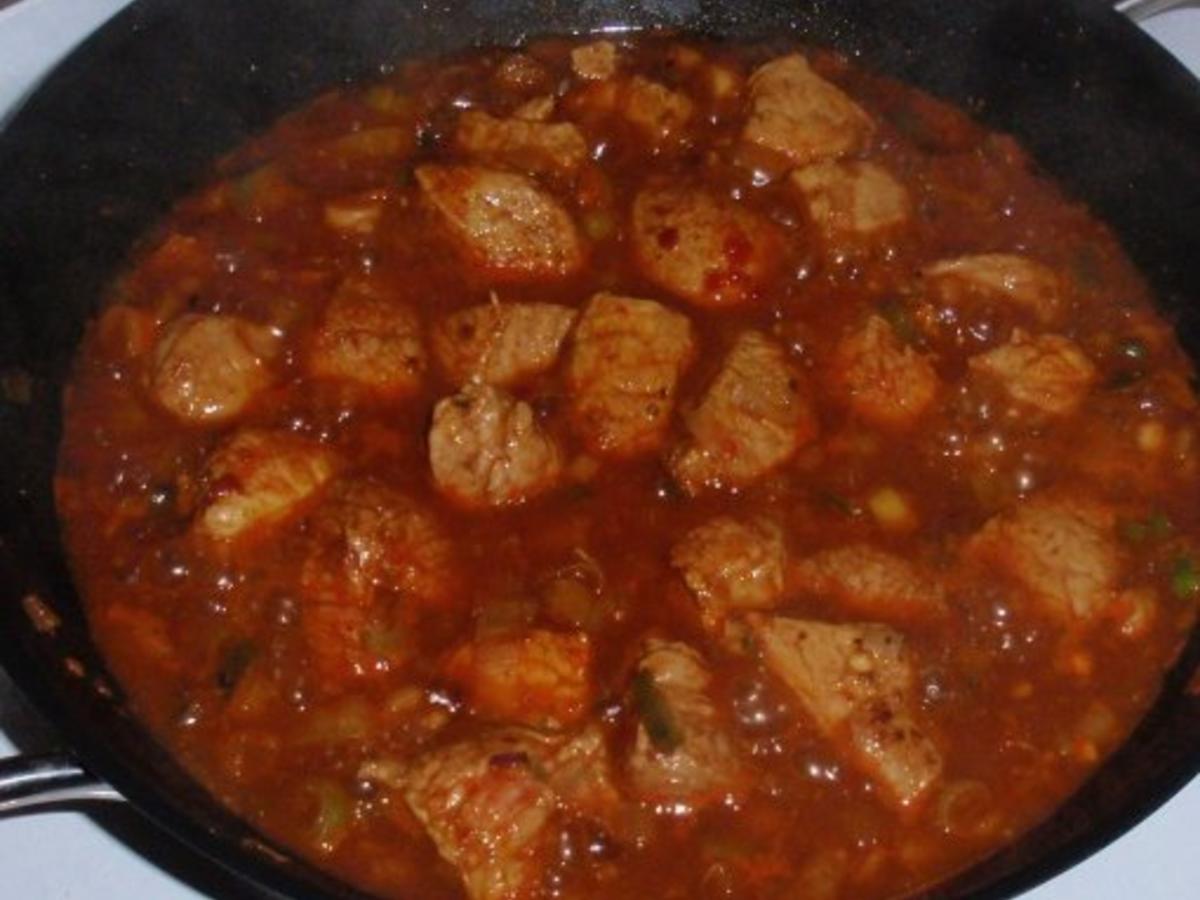 Apfel Rotkohl mit Filetgulasch und Schleifchennudeln - einfach - 73 ...