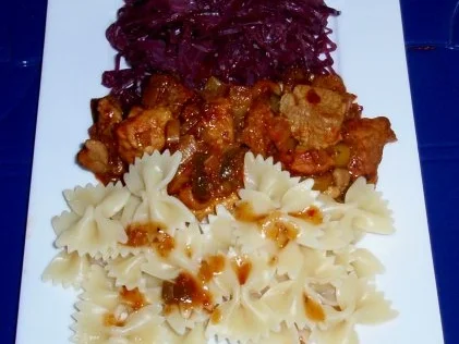 Rezept: Apfel-Rotkohl mit Filetgulasch und Schleifchennudeln Bild Nr. 17 Apfel-Rotkohl mit Filetgulasch und Schleifchennudeln - Rezept - Bild Nr. 17