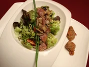 Parmaschinken mit Austernpilzen in pikanter Soße auf Blattsalat - Rezept