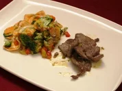 Ochsenfleischfetzen in Parmesan-Sahne-Soße mit buntem Gemüsetreiben - Rezept