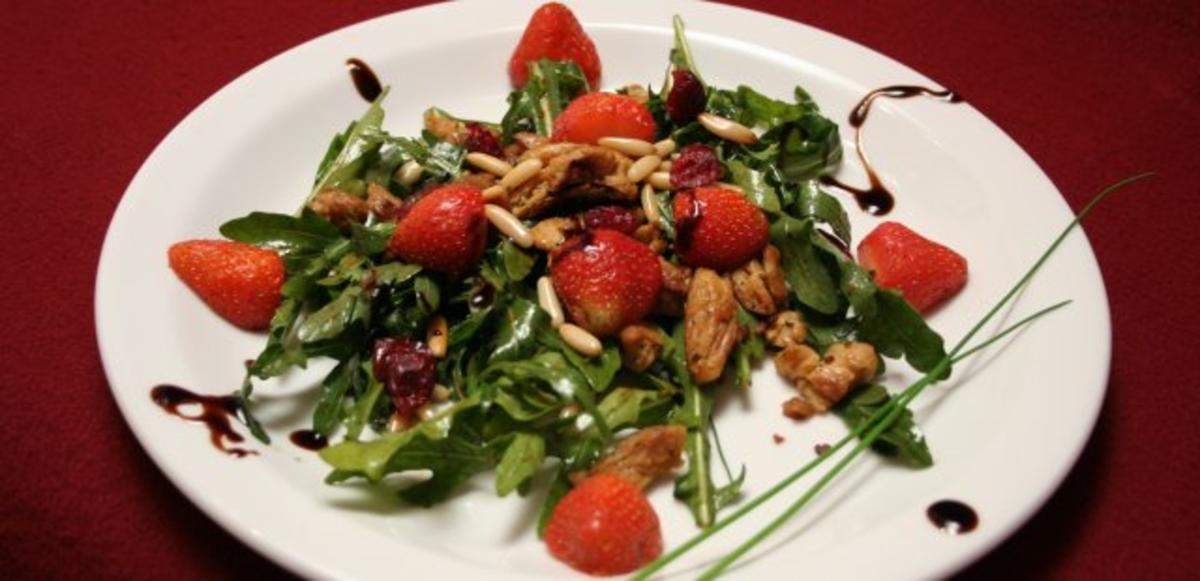 Erdbeeren auf Rucola-Balsamico-Bett mit Soja-Schnetzeln und Pinienkernen - Rezept