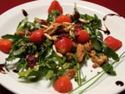 Erdbeeren auf Rucola-Balsamico-Bett mit Soja-Schnetzeln und Pinienkernen - Rezept