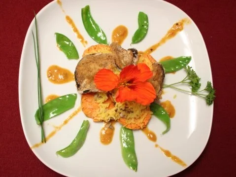 Süßkartoffel-Taler mit Auberginen-Hippen auf Zuckerschoten-Strahlen - Rezept