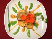 Rezept: Süßkartoffel-Taler mit Auberginen-Hippen auf Zuckerschoten-Strahlen Süßkartoffel-Taler mit Auberginen-Hippen auf Zuckerschoten-Strahlen - Rezept