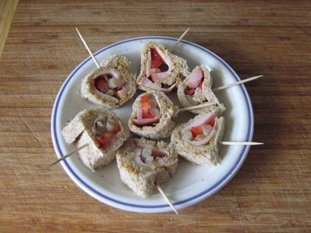 Rezept: Snack - gefüllte Sandwich-Röllchen Snack - gefüllte Sandwich-Röllchen - Rezept