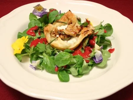 Ziegenkäsetörtchen mit Rosmarin-Walnusskruste an Rapunzelsalat - Rezept