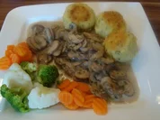 Hirseklöße mit Champignonsauce - Rezept