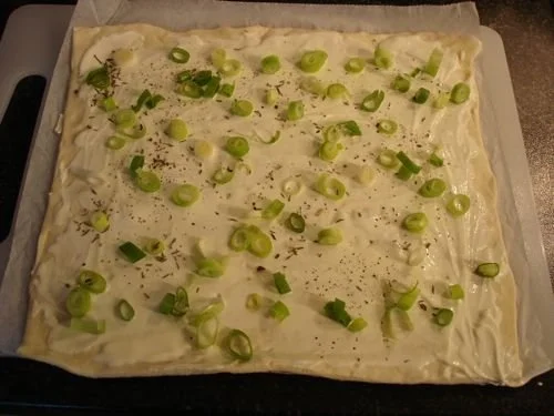 Flammkuchen mit Bacon und Frühlingszwiebeln - Rezept - Bild Nr. 4