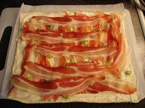 Flammkuchen mit Bacon und Frühlingszwiebeln - Rezept - Bild Nr. 5