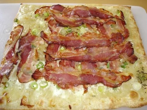 Flammkuchen mit Bacon und Frühlingszwiebeln - Rezept - Bild Nr. 6