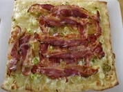 Flammkuchen mit Bacon und Frühlingszwiebeln - Rezept