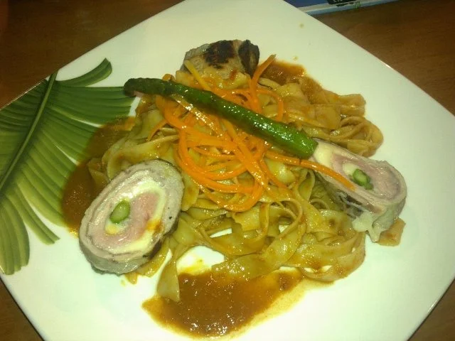 Rezept: Pesto Rosso auf Tagliatelle mit Involtini vom Kalb Pesto Rosso auf Tagliatelle mit Involtini vom Kalb - Rezept