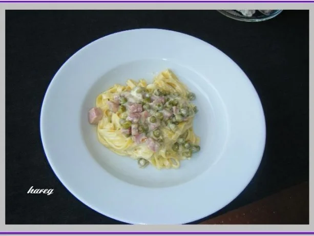 Tagliatelle in Schinken-Sahne-Käse-Soße - Rezept