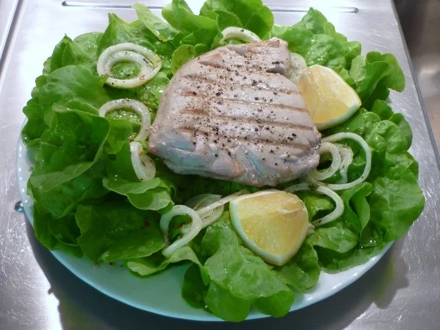 Thunfischsteaks auf Salatbett...... - Rezept