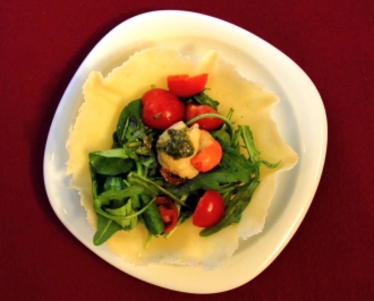 Jakobsmuscheln auf Frühlingssalat im Parmesankorb (John Friedmann) - Rezept