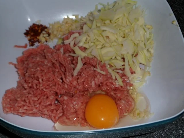 Gefüllte Teigtaschen mit sauerem Dip - Rezept - Bild Nr. 3