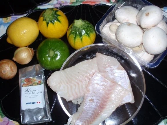 Rezept: Rotbarsch natur auf Zwiebel-Champignonsoße und Zucchinigemüse Bild Nr. 2 Rotbarsch natur auf Zwiebel-Champignonsoße und Zucchinigemüse - Rezept - Bild Nr. 2