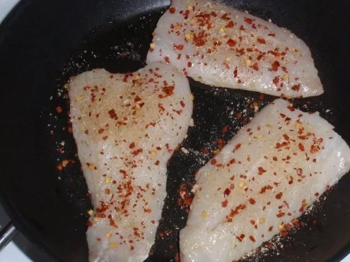 Rezept: Rotbarsch natur auf Zwiebel-Champignonsoße und Zucchinigemüse Bild Nr. 3 Rotbarsch natur auf Zwiebel-Champignonsoße und Zucchinigemüse - Rezept - Bild Nr. 3