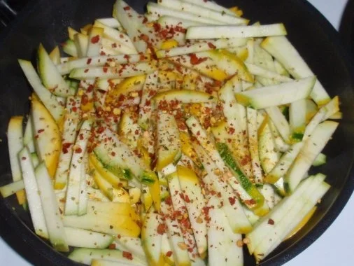 Rezept: Rotbarsch natur auf Zwiebel-Champignonsoße und Zucchinigemüse Bild Nr. 4 Rotbarsch natur auf Zwiebel-Champignonsoße und Zucchinigemüse - Rezept - Bild Nr. 4