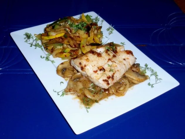 Rezept: Rotbarsch natur auf Zwiebel-Champignonsoße und Zucchinigemüse Bild Nr. 8 Rotbarsch natur auf Zwiebel-Champignonsoße und Zucchinigemüse - Rezept - Bild Nr. 8