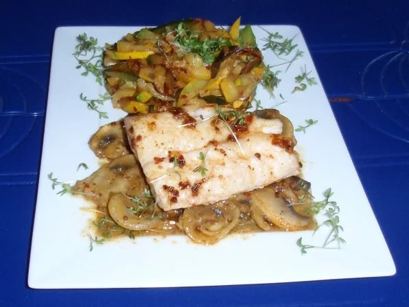 Rezept: Rotbarsch natur auf Zwiebel-Champignonsoße und Zucchinigemüse Bild Nr. 9 Rotbarsch natur auf Zwiebel-Champignonsoße und Zucchinigemüse - Rezept - Bild Nr. 9
