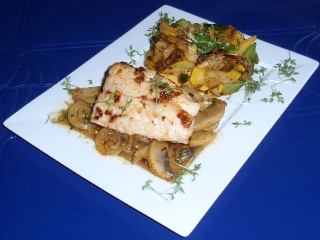 Rezept: Rotbarsch natur auf Zwiebel-Champignonsoße und Zucchinigemüse Bild Nr. 10 Rotbarsch natur auf Zwiebel-Champignonsoße und Zucchinigemüse - Rezept - Bild Nr. 10