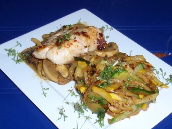 Rezept: Rotbarsch natur auf Zwiebel-Champignonsoße und Zucchinigemüse Bild Nr. 11 Rotbarsch natur auf Zwiebel-Champignonsoße und Zucchinigemüse - Rezept - Bild Nr. 11