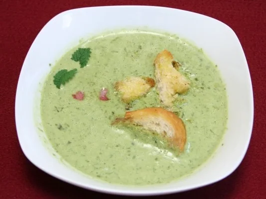 Brennesselsuppe mit Sahne, Brot und Schinkenwürfeln - Rezept