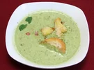 Brennesselsuppe mit Sahne, Brot und Schinkenwürfeln - Rezept