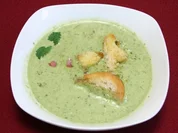 Rezept: Brennesselsuppe mit Sahne, Brot und Schinkenwürfeln Brennesselsuppe mit Sahne, Brot und Schinkenwürfeln - Rezept