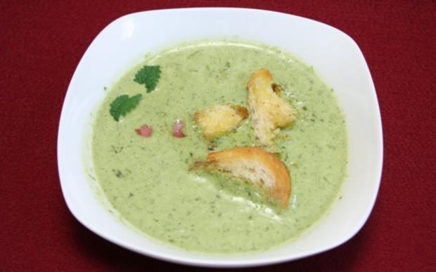 Brennesselsuppe mit Sahne, Brot und Schinkenwürfeln - Rezept - kochbar.de