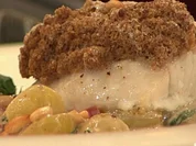 Zanderfilet mit Schwarzbrot und Trauben-Zwiebelgemüse (Petra Nadolny) - Rezept