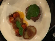 Rezept: Rinderfilet mit Chimichurri, Kartoffel-Crêpe und warmem Tomatensalat (Estefania Küster) Rinderfilet mit Chimichurri, Kartoffel-Crêpe und warmem Tomatensalat (Estefania Küster) - Rezept