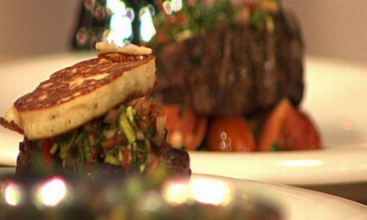 Rindfleisch mit Chimichurri, Kartoffelcrêpe und warmem Tomatensalat à ...