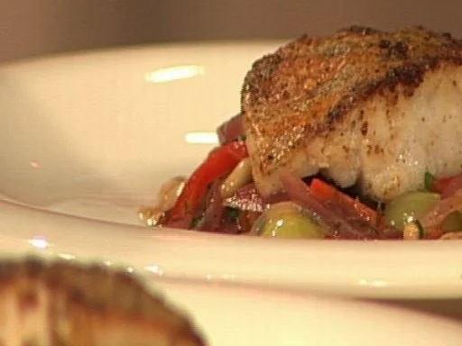 Zander mit Schwarzbrot und Trauben-Zwiebelgemüse à la Zacherl - Rezept