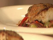 Zander mit Schwarzbrot und Trauben-Zwiebelgemüse à la Zacherl - Rezept