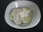 Gurkensalat mit Parmesan-Basilikum-Soße - Rezept