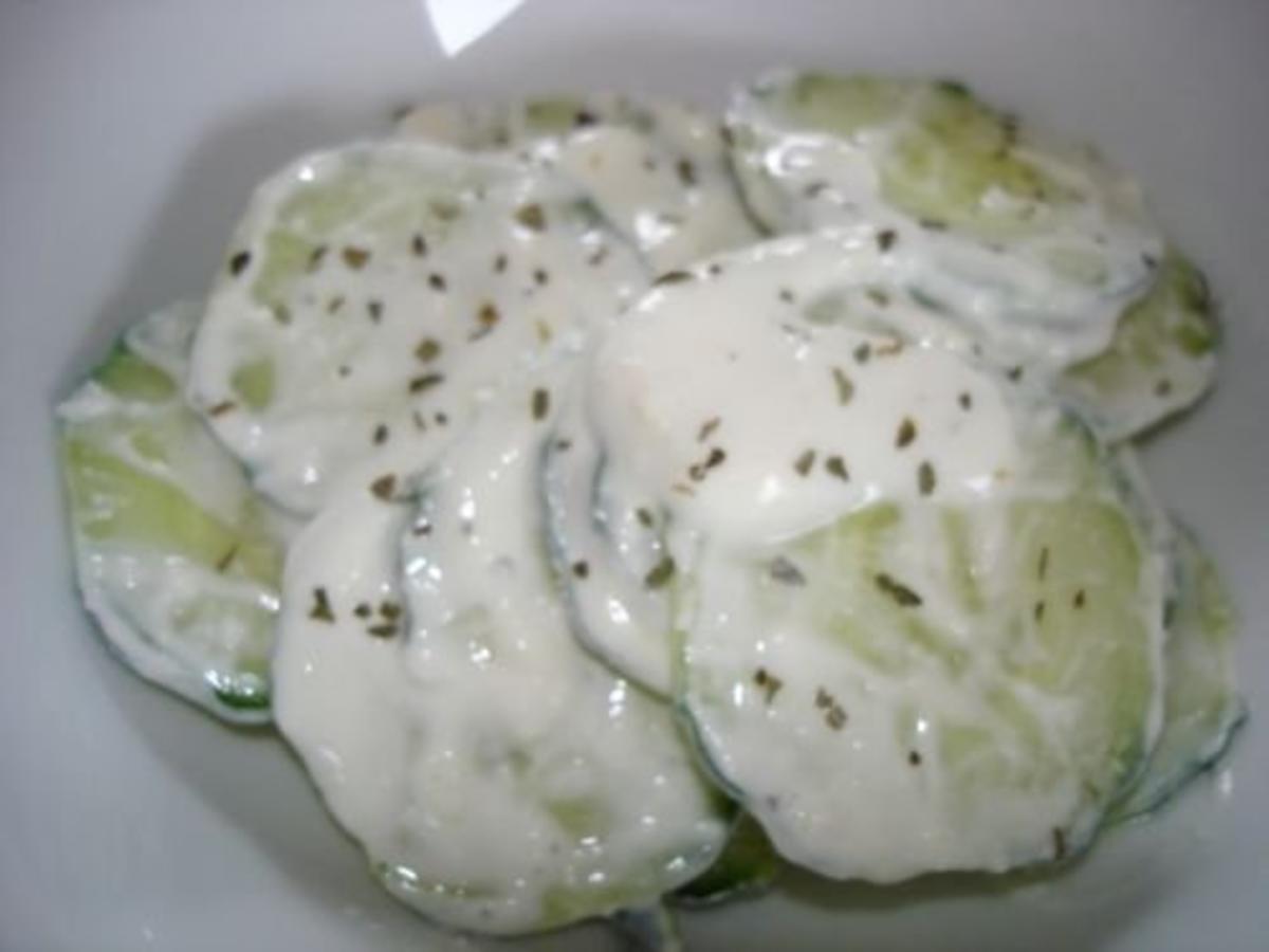 Gurkensalat mit Parmesan-Basilikum-Soße - Rezept - Bild Nr. 3