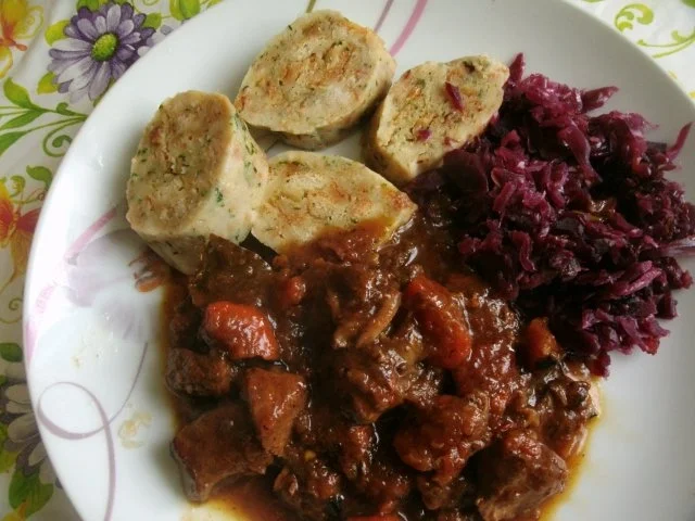 Rezept: Gulasch nach Hausfrauenart mit Böhmischen Knödel Gulasch nach Hausfrauenart mit Böhmischen Knödel - Rezept