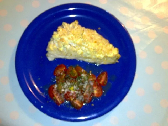 Ostefylt torskefilet med hakkede hasselnøtter ved tomatsalat - Rezept - Bild Nr. 2