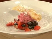 Rezept: Mandelgrissini mit Amarettini-Cremeeis a la Mรคlzer Mandelgrissini mit Amarettini-Cremeeis a la Mรคlzer - Rezept