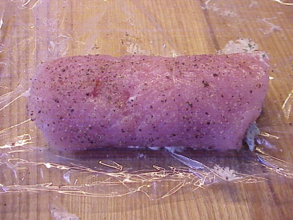 Putenrouladen in Kräuter-Käse-Soße - Rezept - kochbar.de