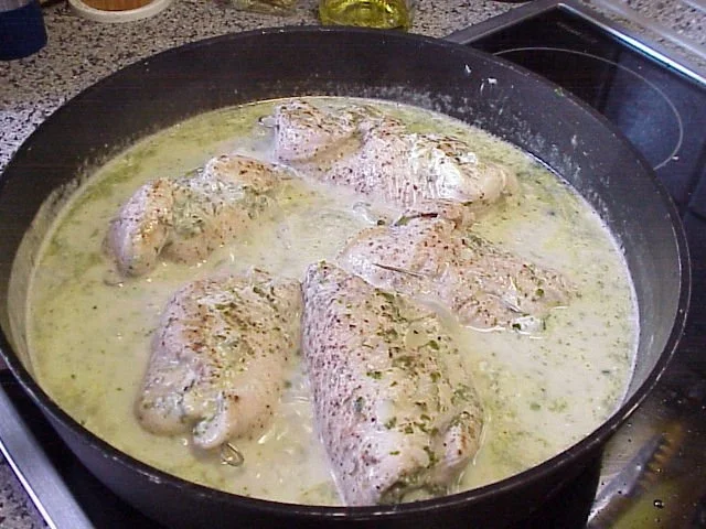 Rezept: Putenrouladen in Kräuter-Käse-Soße Bild Nr. 3 Putenrouladen in Kräuter-Käse-Soße - Rezept - Bild Nr. 3