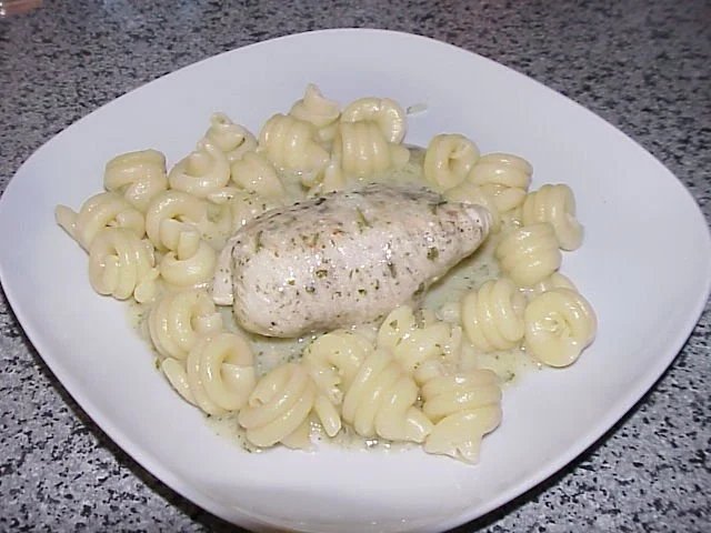 Rezept: Putenrouladen in Kräuter-Käse-Soße Bild Nr. 4 Putenrouladen in Kräuter-Käse-Soße - Rezept - Bild Nr. 4